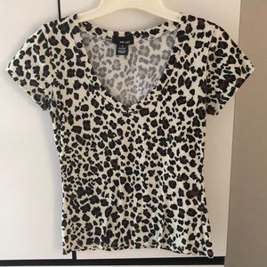 SHORT SLEEVE V- NECK CHEETAH TOP